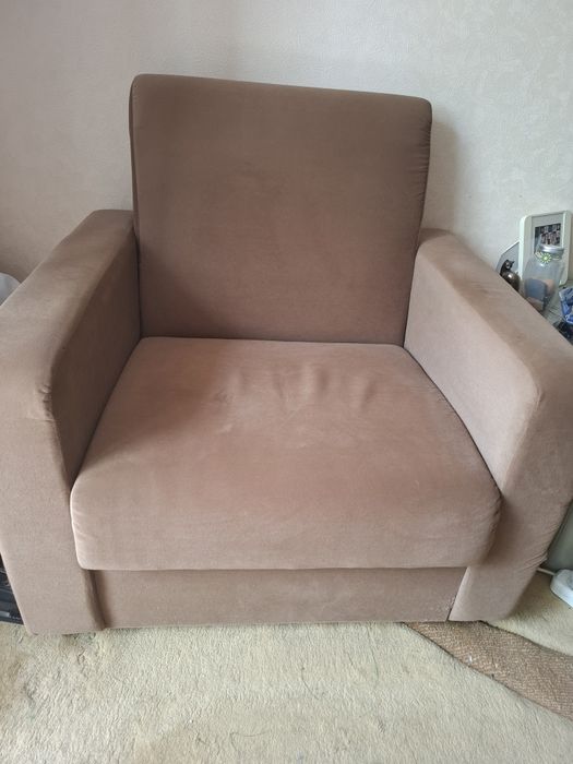 Продам два кресла и пуфик