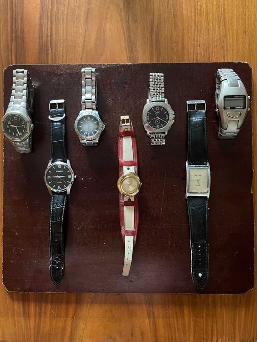 Vand  schimb doua ceasuri, unul Q&Q Japonez, unul Fossil si altele