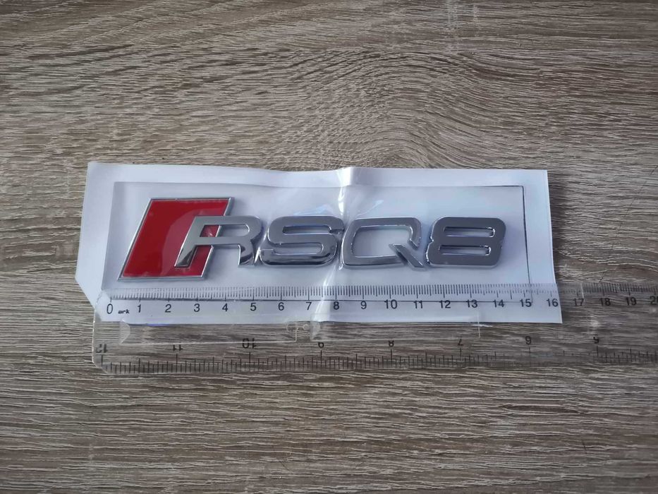сребриста емблема Audi RSQ8