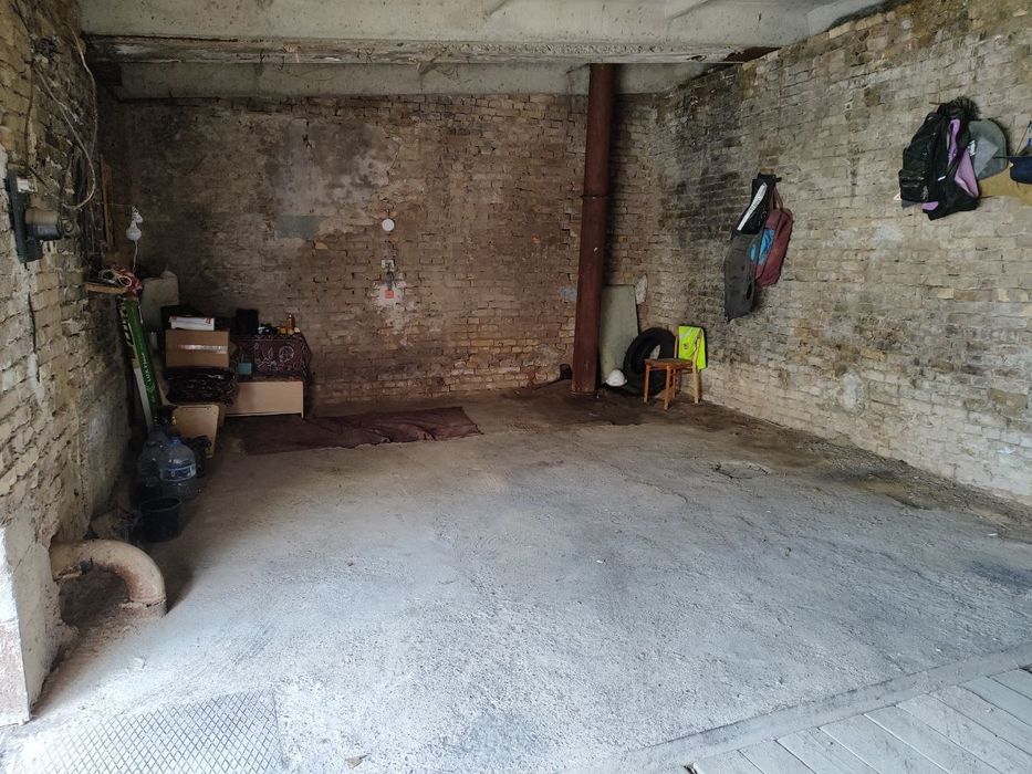 Garaj sotiladi 500 kada