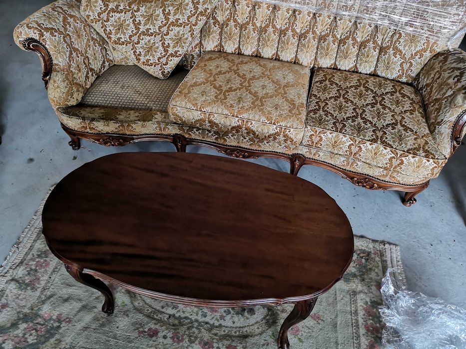 Comoda , tablouri , oglinzi  , canapele , elemente de decor