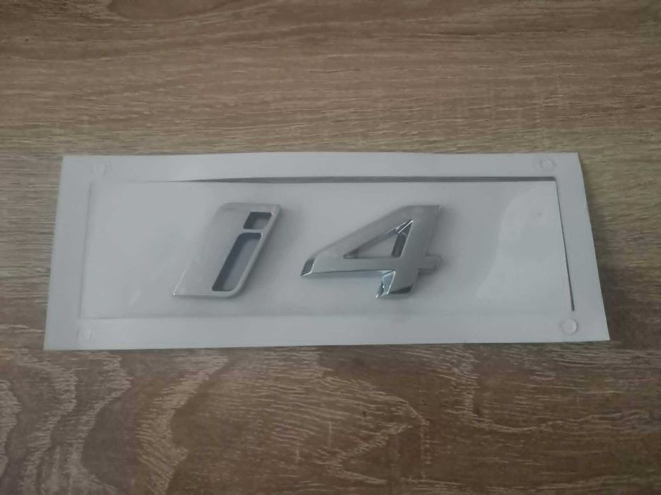 сребриста емблема BMW i4