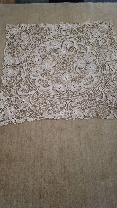 Fata de masa din macrame