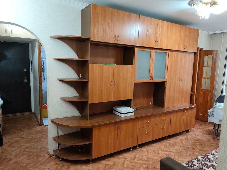 Шкаф в зал б/у, три секции.