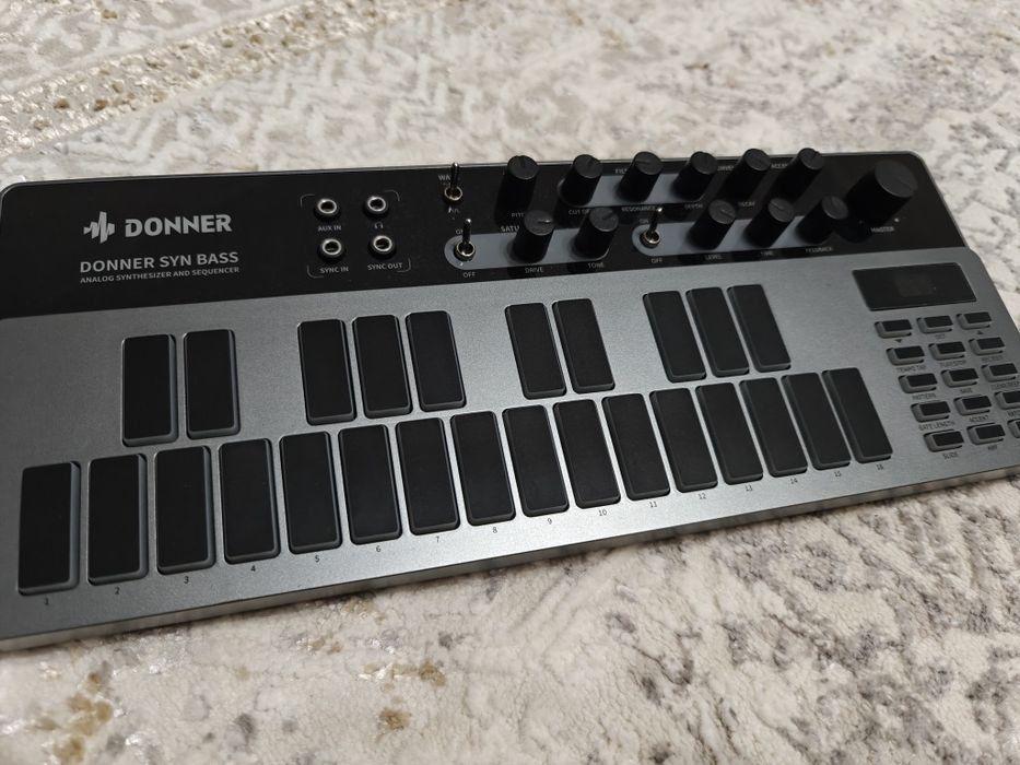 Басовый синтезатор Donner B1