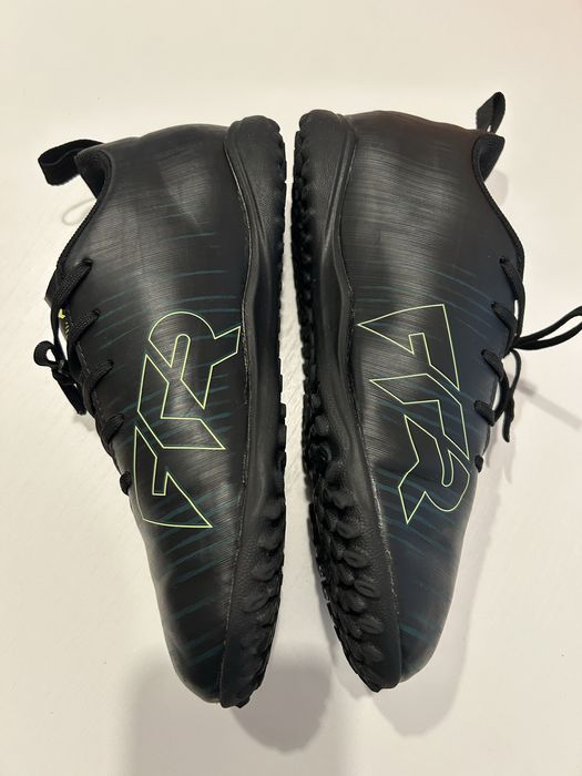 Adidasi fotbal sala marime 33 , 20 cm