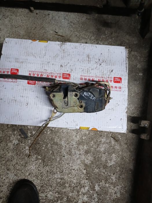 Замок двери Тоета Королла кузов 107