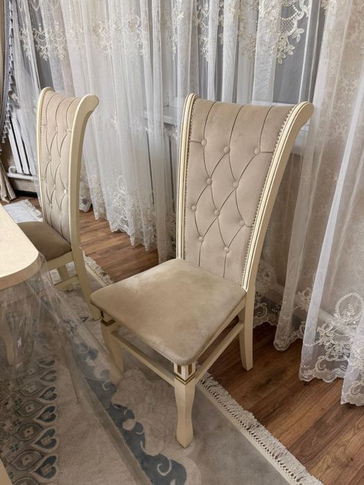 Продам гостевой стол и стулья