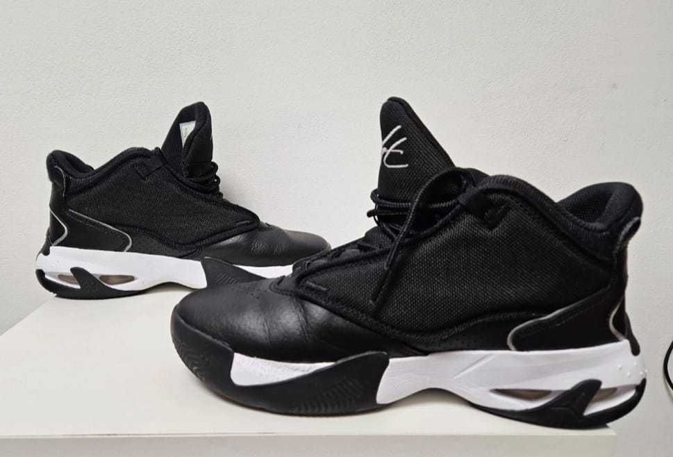 JORDAN MAX AURA 4 în stare perfectă