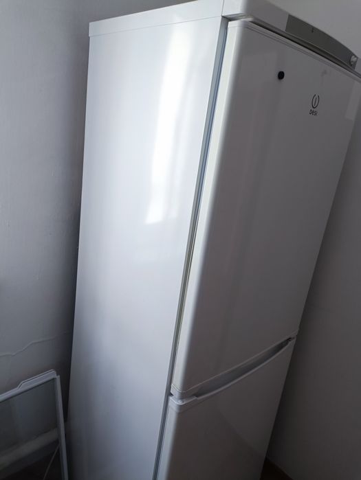 Продается холодильник Indesit