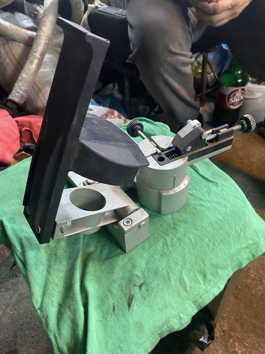 Dispozitiv pentru ascutit lanturi de drujba