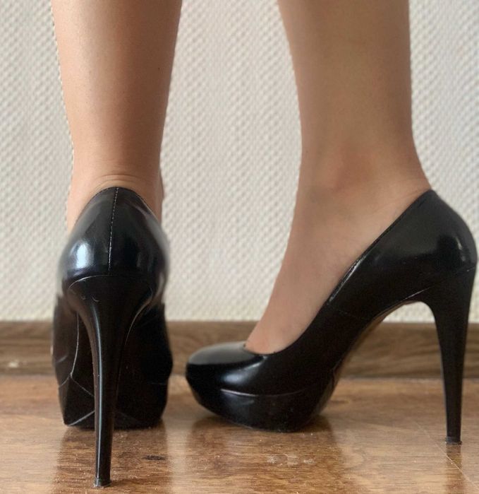 Лаковые женские туфли