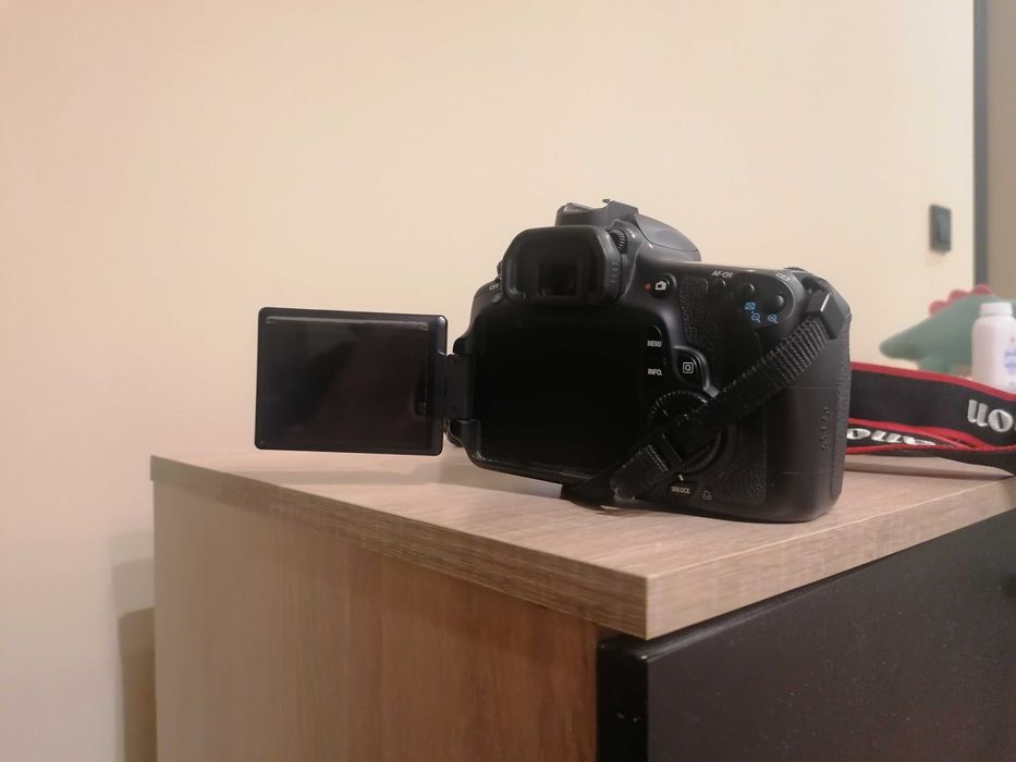 Canon 60D + обективи 18-55mm + 50mm/f1.8