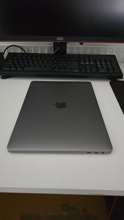 Vând macbook pro 13 inch i5 256gb 8gb ram pt piese