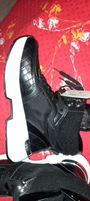 Боти чисто  нови