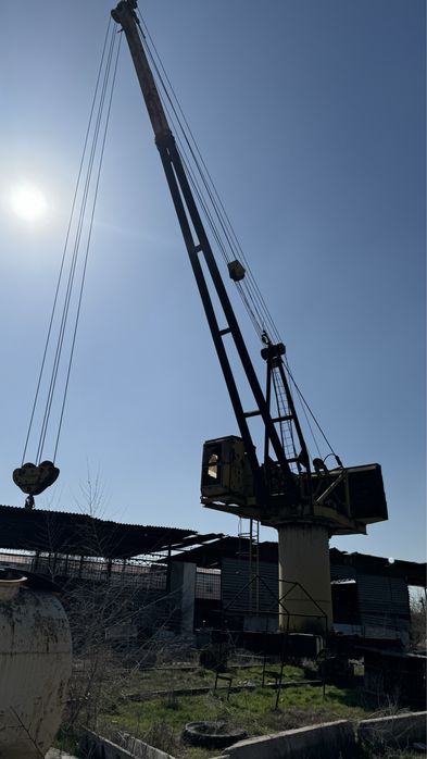 Кран релесами на ходу