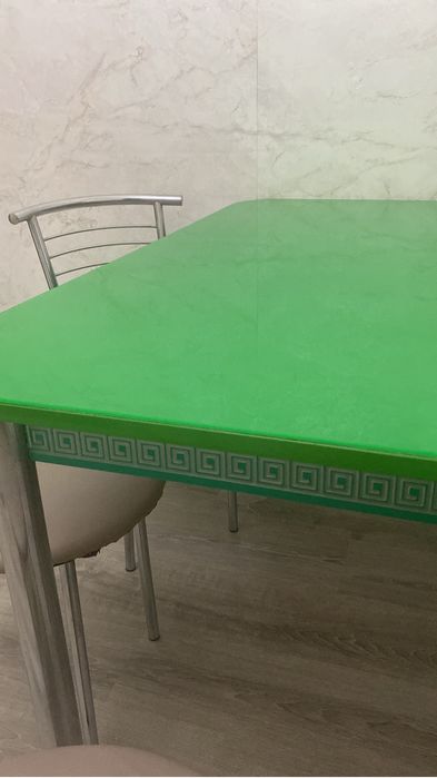 Отдам стол со стульями