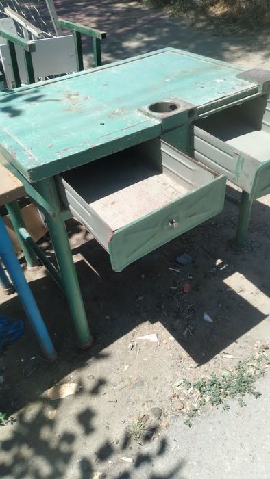 Продаётся железный стол верстак