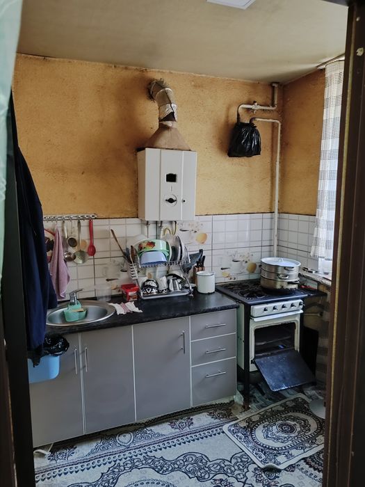 Chirchiq troitskiyda 2 xona sotiladi 1 etaj