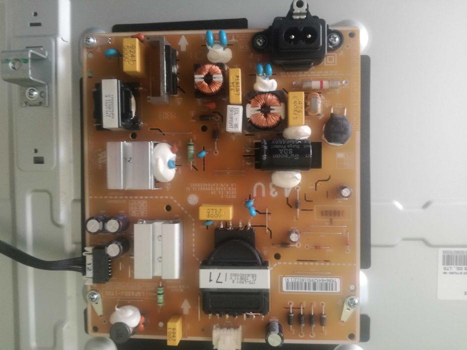 Продавам части без матрицата  от Телевизор LG 43"UM7000PLA