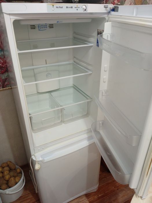 Холодильник indesit