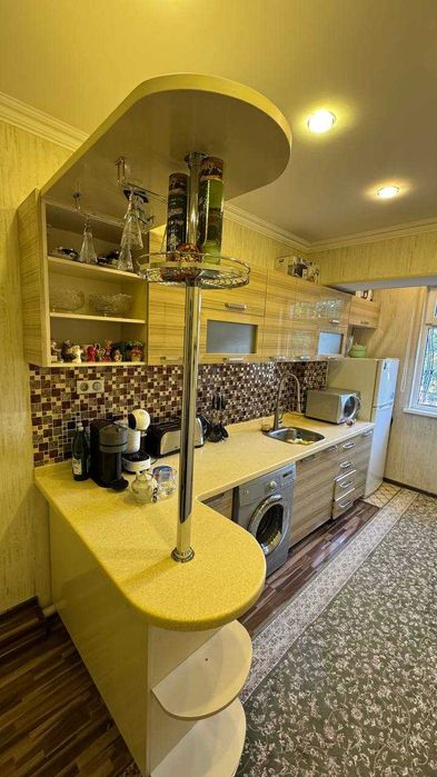 метро Космонавтов  2/3/9  МВД  72м²  1-линия с видом на главную дорогу