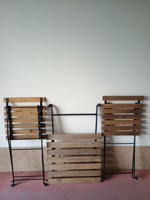 Продавам к-т СГЪВАЕМИ Маса и 2 бр столове.Напълно  запазени.