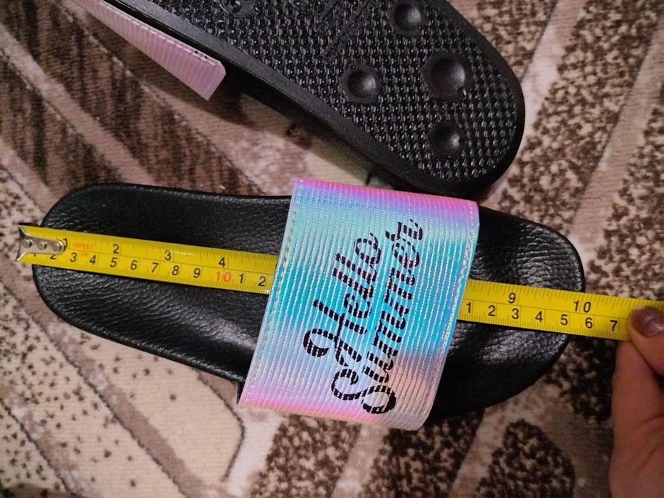 Дамски чехли и сандали.