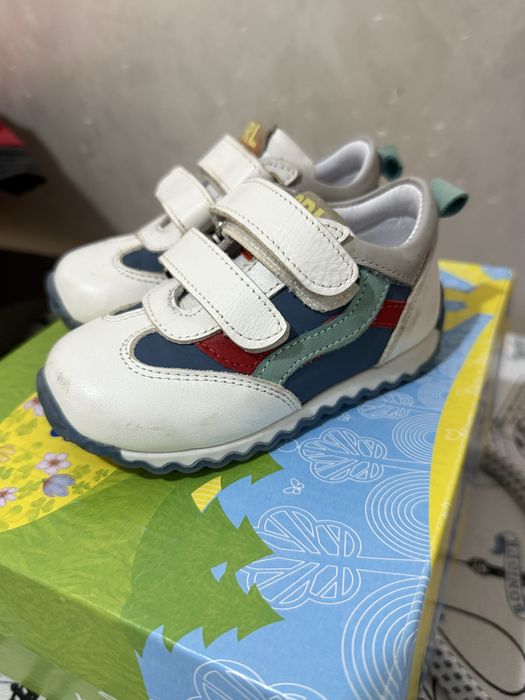 Продам детские кроссовки