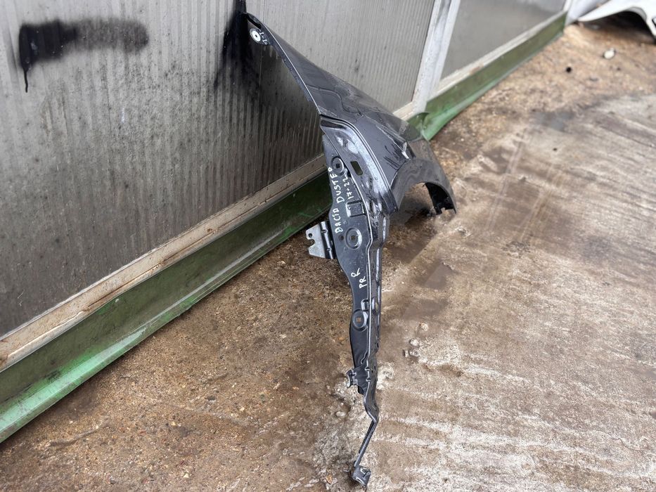 Преден десен калник • Dacia Duster