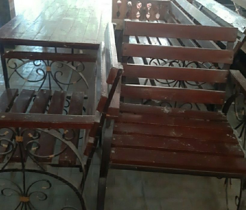 Стол и стулшики, коричневый свет