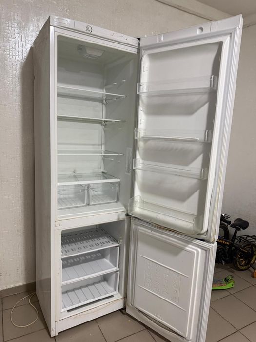 Продам рабочий Холодильник индезит