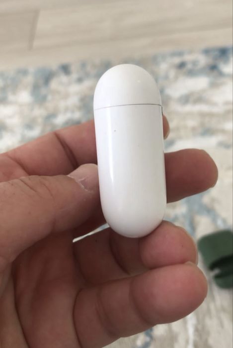 Продам кейс оригинал airpods 2