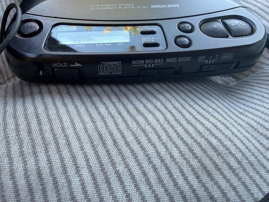 Sony D-121 Discman - Portable Mega Bass Compact Disc CD Playe