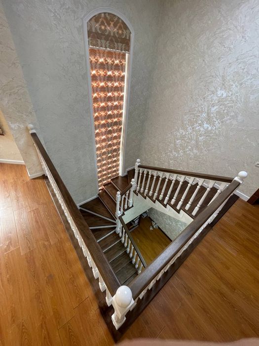 Keng turdagi Zina yogochlari