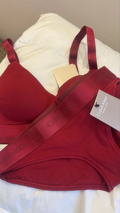 Трусы и бюстгалтер от Calvin Klein