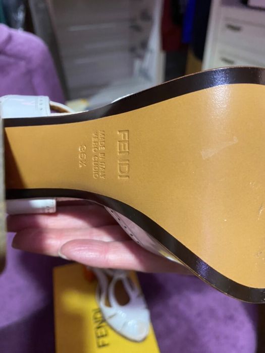 Продам босоножки Fendi