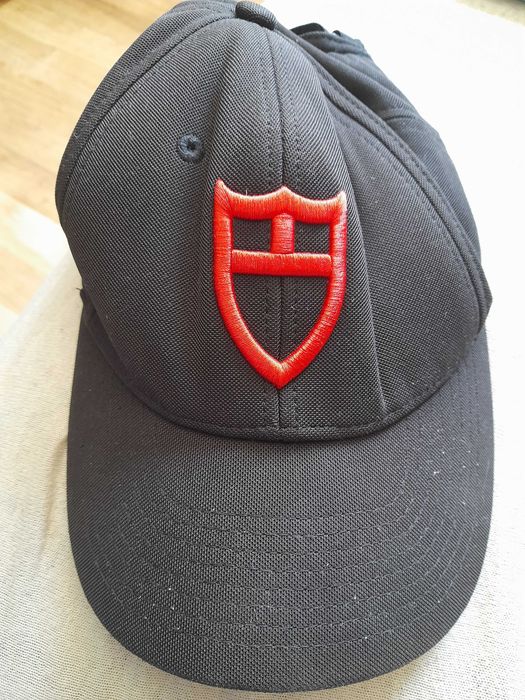 Sapca neagra nepurtata