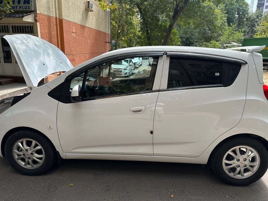 Спарк 2018г механика  белого цвета