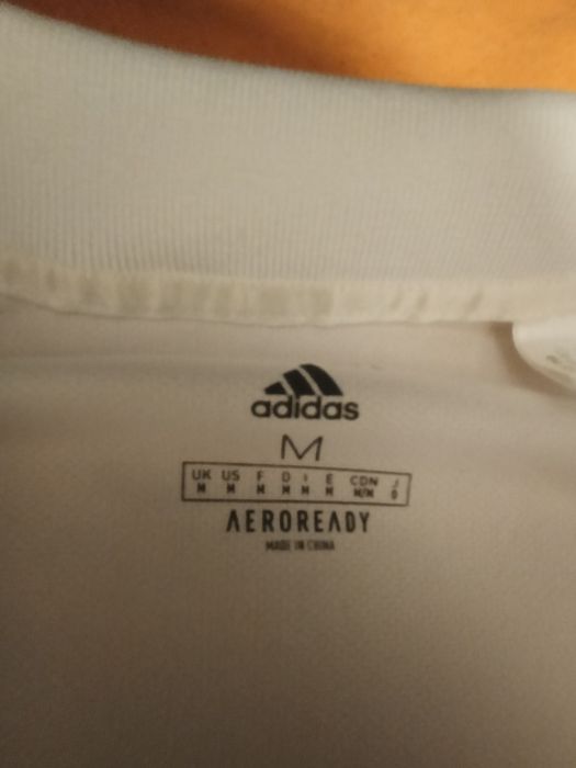 2 Tricouri originale Adidas mărimea M in stare foarte bună.