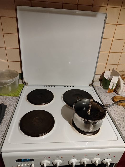 Продам срочно электроплиту б/у  в отличном состоянии