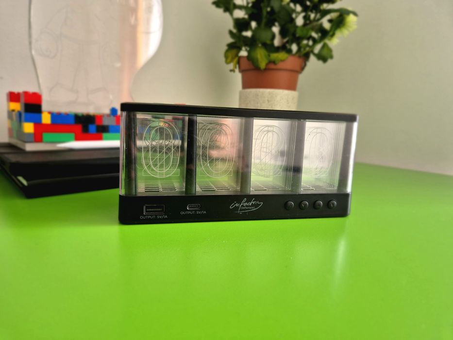 Ceas cu USB si USB C  RGB cu apucaturi de stroboscop.