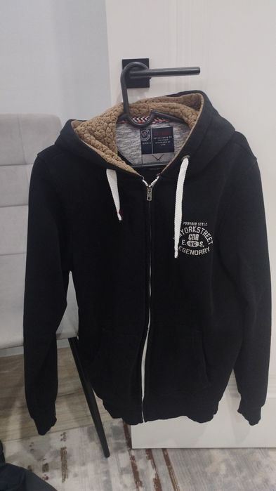 Продажа мужских одежд.