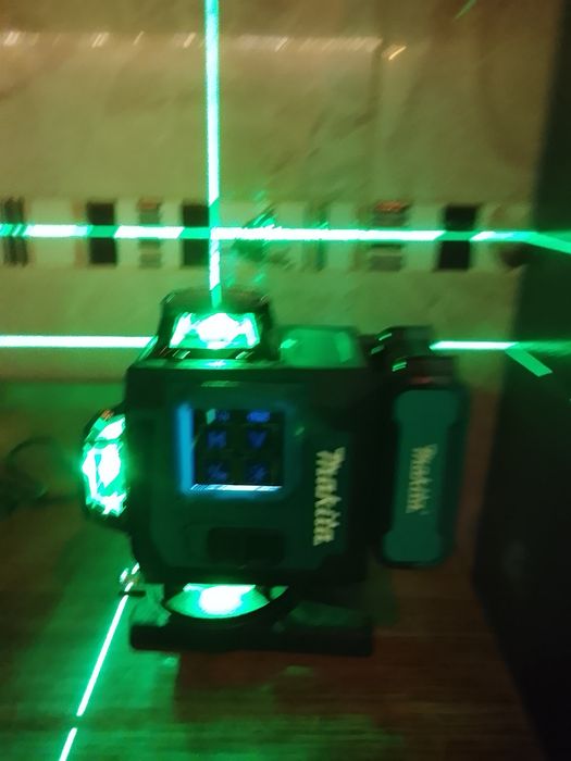 Nivel laser makita cu 16 linii și baterie de 6a Nou