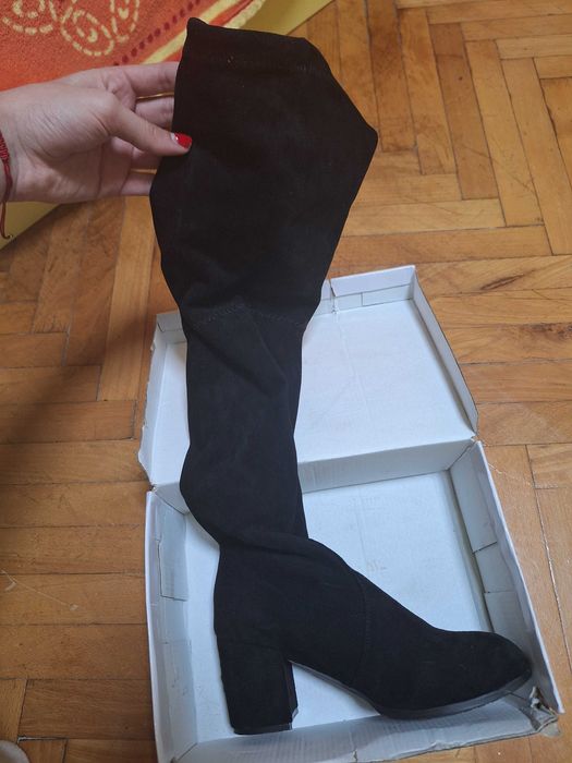 Високи ботуши с ток