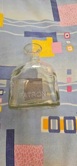 sticla decor spiter scrie pe  ea Patron