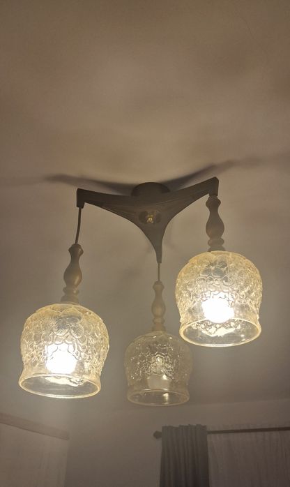 Vând lustre de lemn cu abajururi de sticla