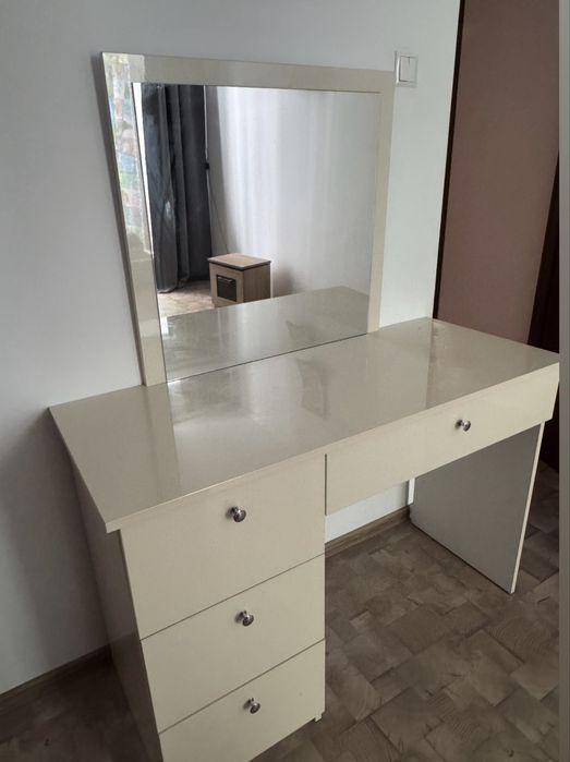 Vand comoda in stare bună