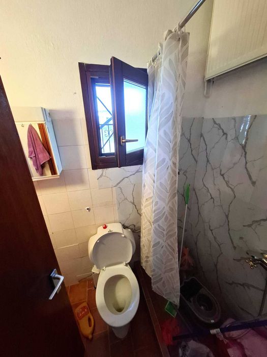 Продава двуетажна къща 150 м2 + 80 м2 и двор 400 м2 в Аспровалта, Гърция