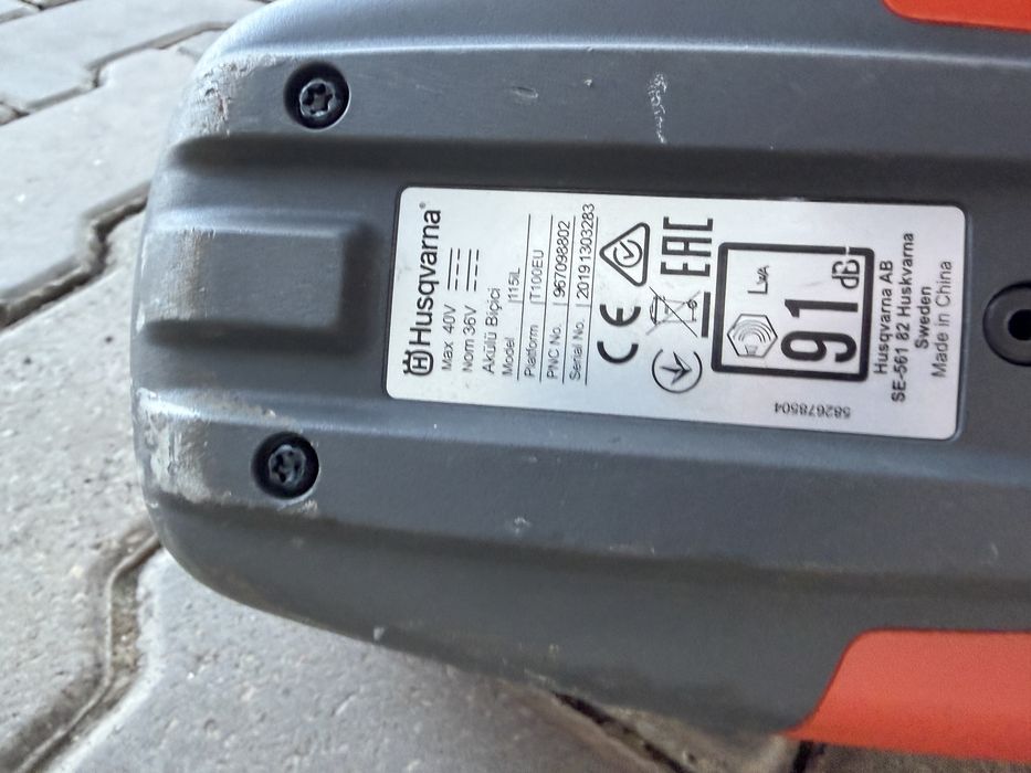 Motocoasa Husqvarna 115 iL pe baterii masina de tuns